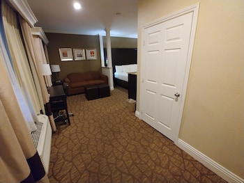 Suite, One King Bed with Sofabed, Accessible Tub, Non Smoking