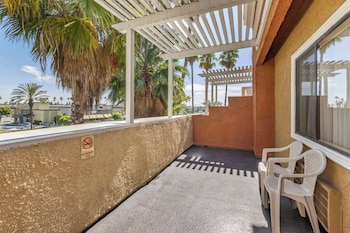 Premium Suite, One King Bed with Sofabed, Jetted Bathroom Tub, Balcony, Non Smoking
