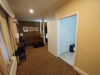 Suite, One King Bed with Sofabed, Accessible Tub, Non Smoking