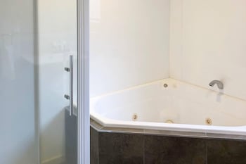 Studio (Triple, Spa)
