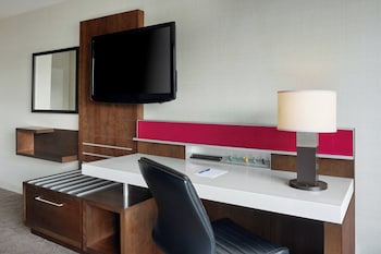 Junior Suite, 1 Queen Bed with Sofa bed
