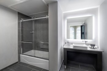 Room, 1 King Bed (Mobility Accessible, Tub)