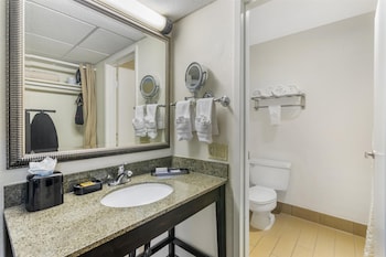 Standard Room, 2 Queen Beds, Patio, Poolside