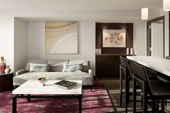 1 King 1 Bedroom Suite - Ambassador