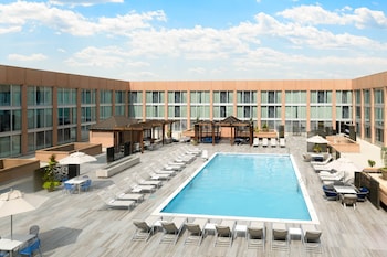 1 King Deluxe Pool View
