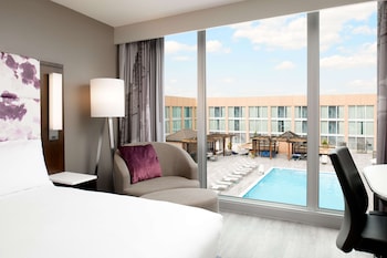 1 King Deluxe Pool View