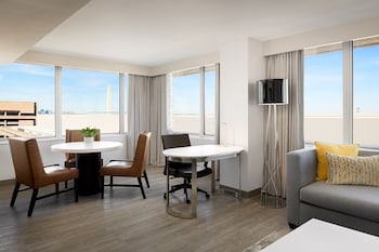 1 King 1 Bedroom Corner Suite