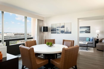 1 King 1 Bedroom Premium Corner Suite City View