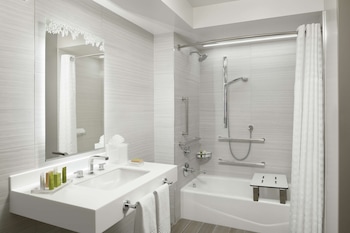 1 King Jr Ste Mobility/Hearing Access w/Tub