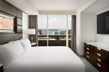 1 King 1 Bedroom Suite - Ambassador