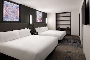 2 King Beds 1 Bedroom Corner Suite