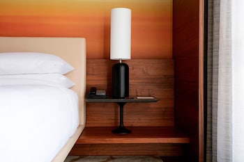 Room, 1 King Bed (Mobility/Hearing Access, Roll-In Shwr)