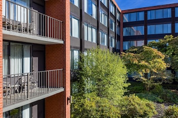 Room, 1 King Bed, Balcony, Courtyard View