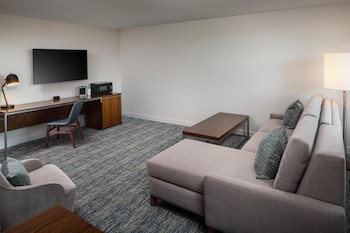 1 KING BED 2 ROOM SUITE