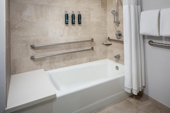 Room, 2 Queen Beds, Accessible, Bathtub