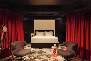 Suite (1 Double Bed 4 Twin Beds)