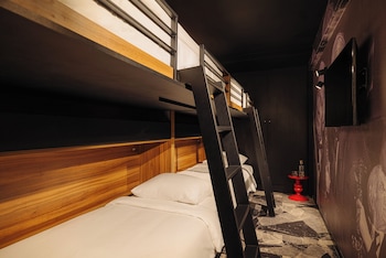 Suite (1 Double Bed 4 Twin Beds)