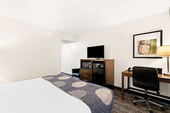 Standard Room, 1 King Bed, Non Smoking, Balcony