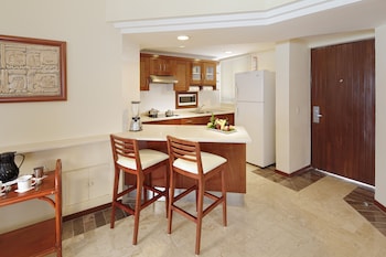 Family Room, Oceanfront (Premium Level)