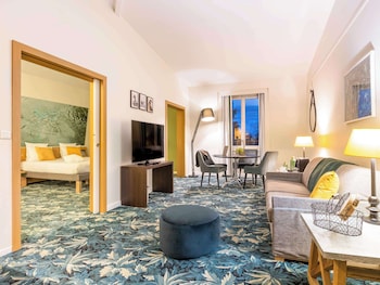 Suite, 1 Queen Bed with Sofa bed