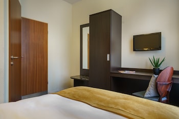 Basic Double Room Single Use, 1 Queen Bed