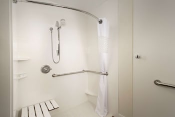 Room, 2 Queen Beds, Accessible, Non Smoking (Roll-In Shower)