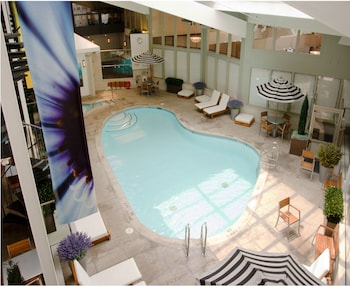 Deluxe Room, 1 King Bed, Pool View