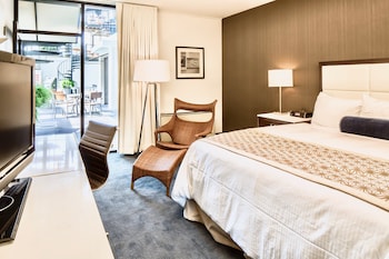 Deluxe Room, 1 King Bed, Pool View