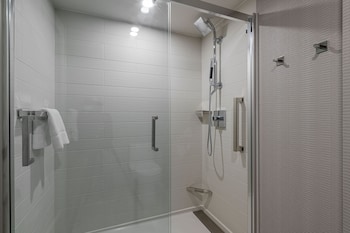 Club Room, 1 King Bed with Sofa bed (Mobility Accessible, Transfer Shower)