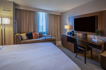 Club Room, 1 King Bed with Sofa bed (Mobility Accessible, Transfer Shower)