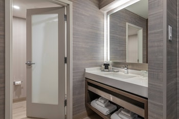 Club Room, 1 King Bed with Sofa bed (Mobility Accessible, Transfer Shower)