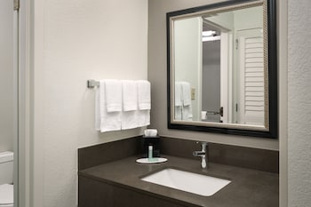 Room, 2 Queen Beds, Courtyard View (Hearing Accessible)