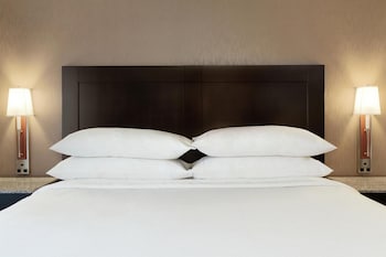 Suite, 1 King Bed, Accessible, Bathtub