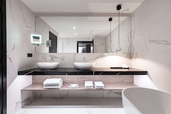 Suite (Apartment)