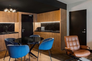 Suite (Apartment)