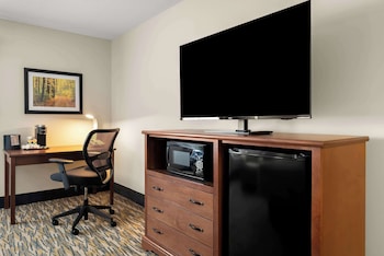 Standard Room, 1 King Bed, Accessible, Refrigerator & Microwave (1st Floor)