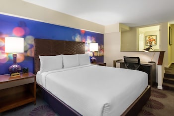 Junior Suite, 1 King Bed with Sofa bed, City View