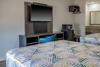 Deluxe Room, 2 Queen Beds, Non Smoking, Refrigerator & Microwave
