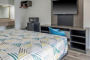 Deluxe Room, 1 King Bed, Accessible Bathtub, Non Smoking