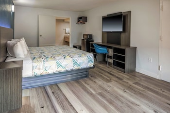 Deluxe Room, 1 King Bed, Accessible Bathtub, Non Smoking
