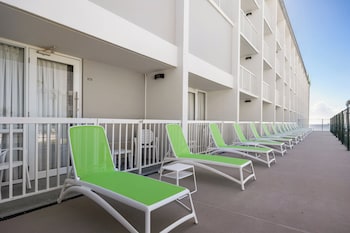 Standard Room, 2 Queen Beds, Pool Access