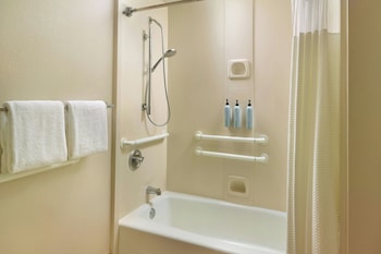 Room, 2 Queen Beds, Balcony (Mobility/Hearing Accessible, Tub)