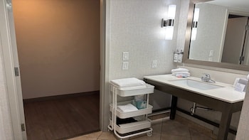 Standard Room, 1 King Bed, Accessible Bathtub