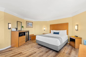 Suite, 1 King Bed, Non Smoking, Balcony