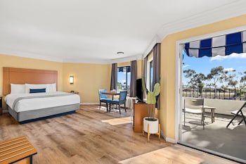 Suite, 1 King Bed, Non Smoking, Balcony