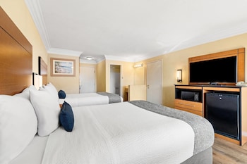 Room, 2 Queen Beds, Non Smoking, Balcony