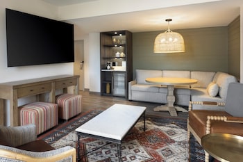 Suite (Hill Country, Retreat Floor)