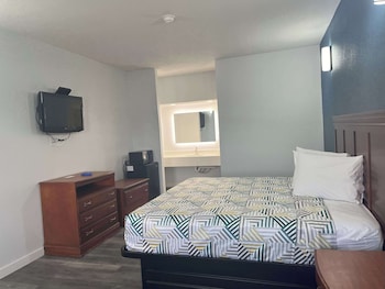 Deluxe Room, 1 King Bed, Non Smoking, Refrigerator & Microwave