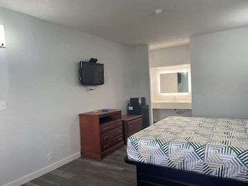 Deluxe Room, 1 King Bed, Smoking