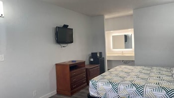 Deluxe Room, 1 King Bed, Non Smoking, Refrigerator & Microwave